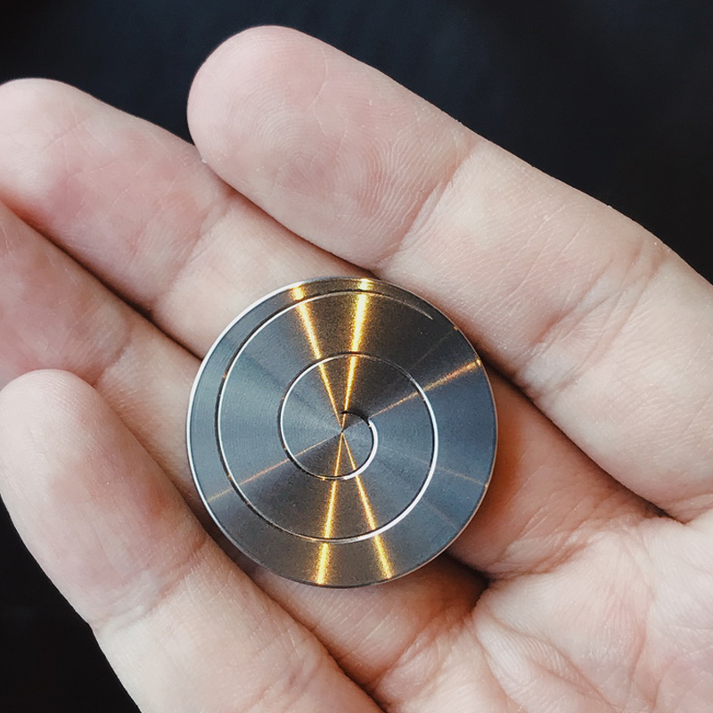 Fidget Spinner Bearing - 子供と大人のためのストレス解消おもちゃ,金属製の回転運動,手首とストレス解消,理想的な贈り物