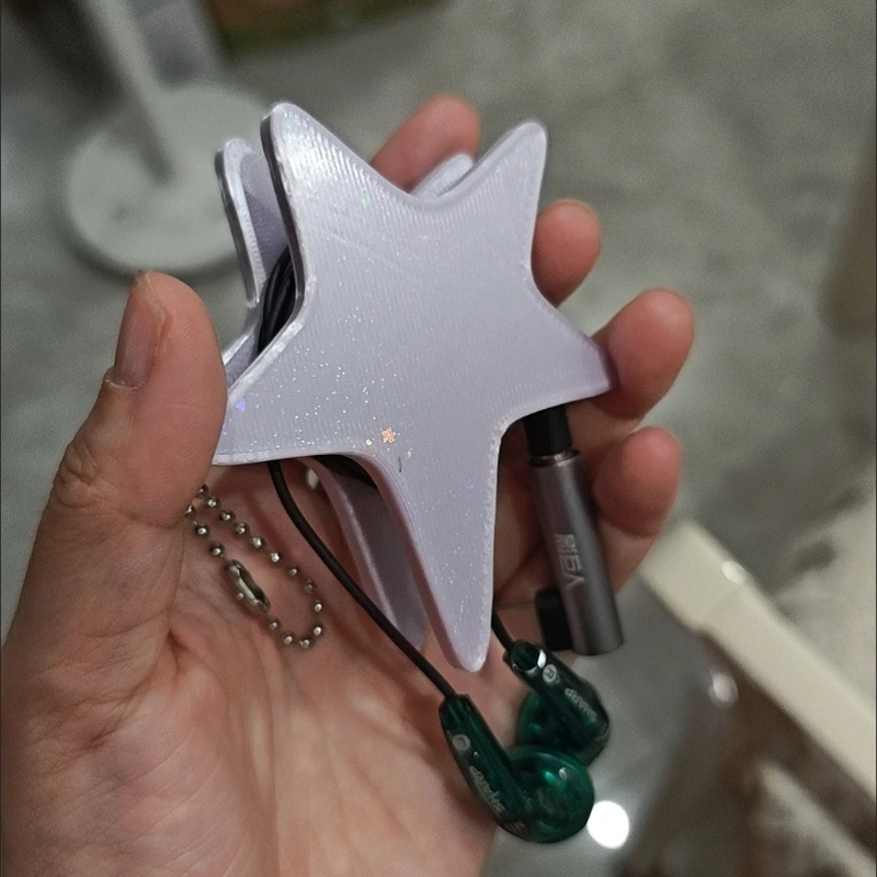 3Dスターデザインのケーブルワインダー。Y2K風の可愛らしい - Cable Winder Keychain のレビューと価格